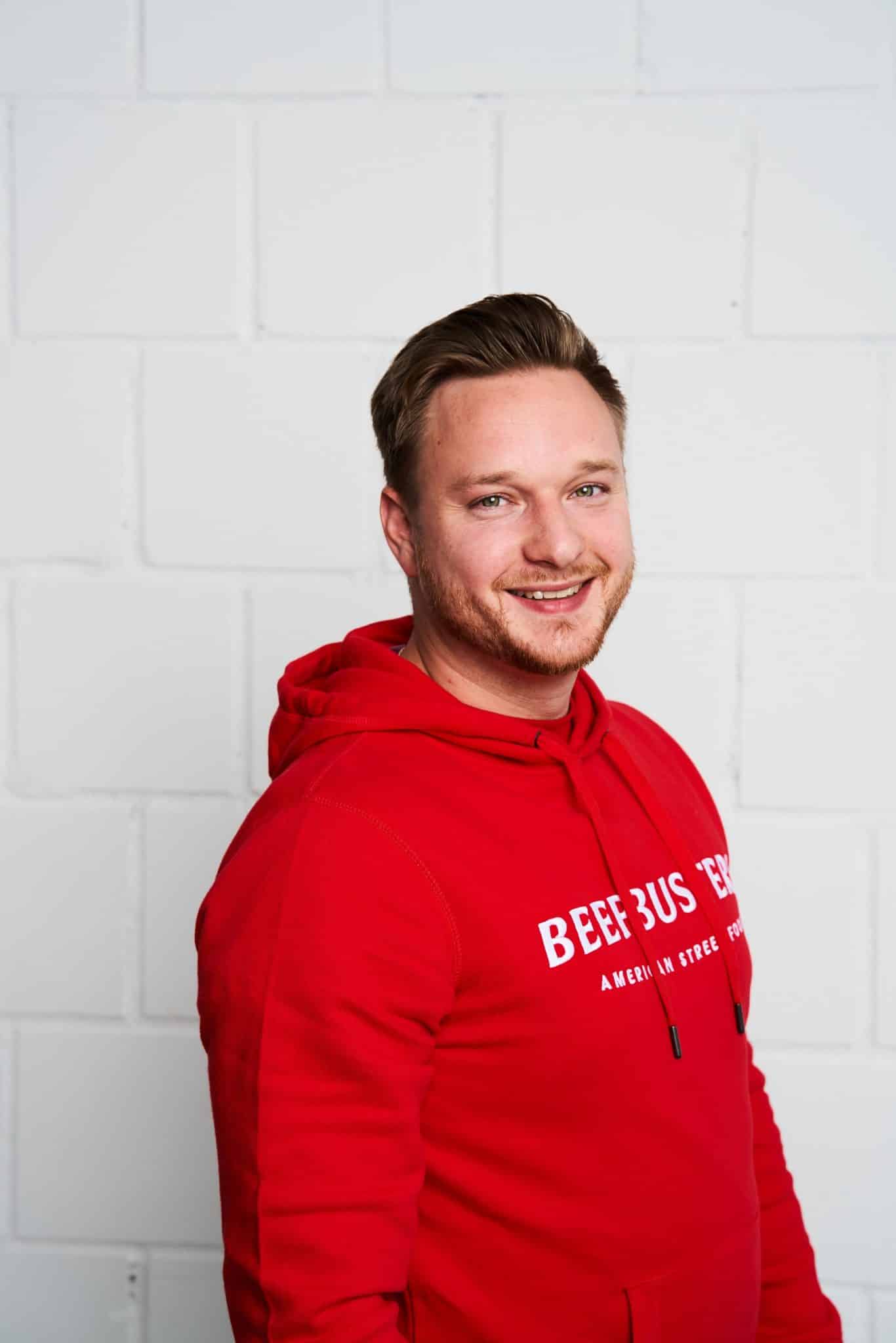 Sales Manager Daniel im roten Beefbusters Hoodie