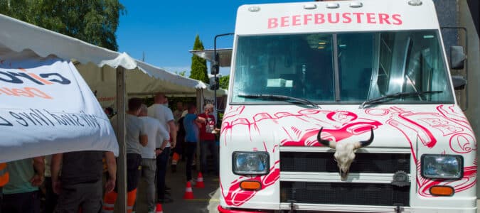 Vorderansicht des Beefbuster Trucks mit einem Bullenschädel an der Front