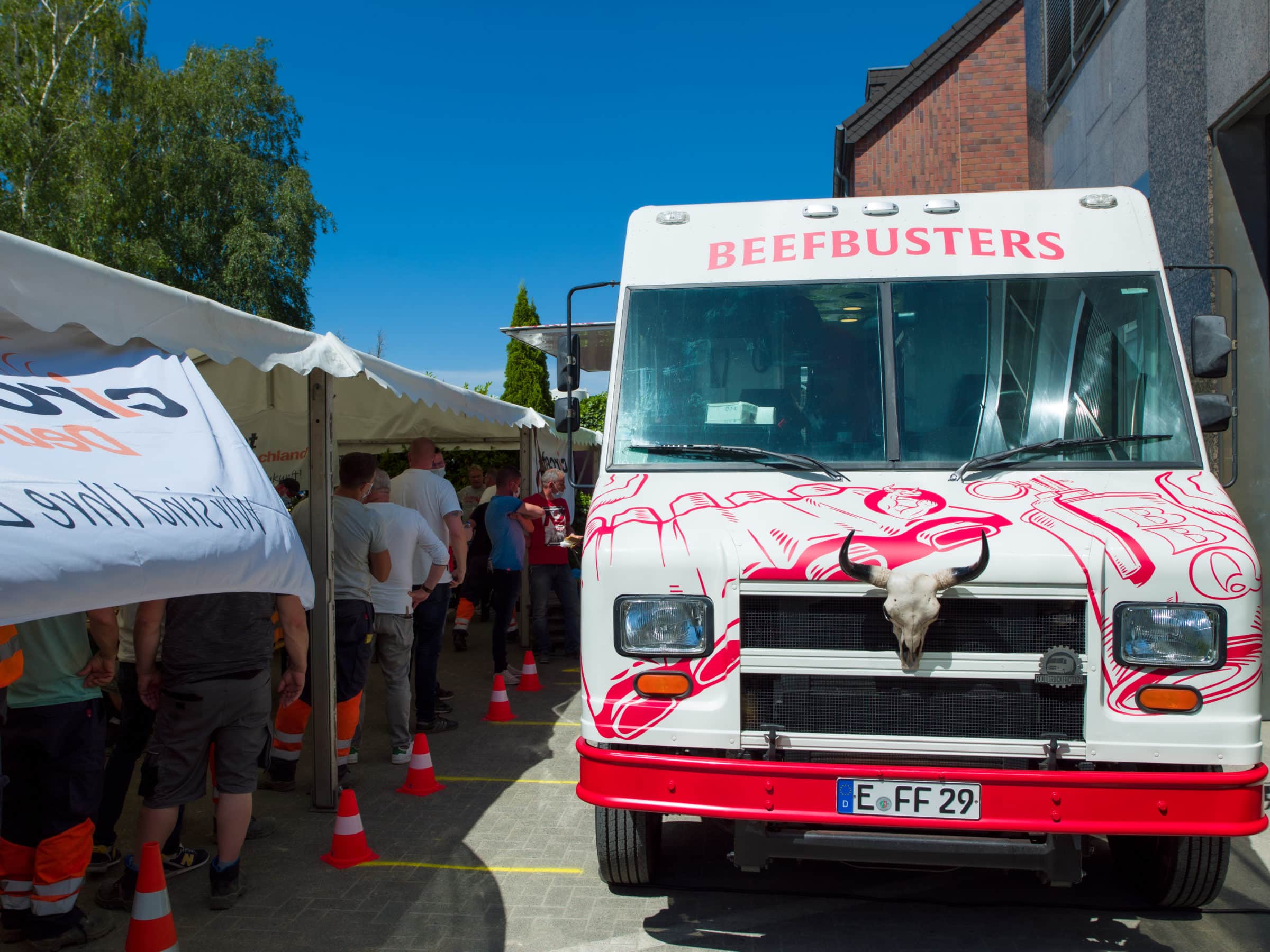 Vorderansicht des Beefbuster Trucks mit einem Bullenschädel an der Front