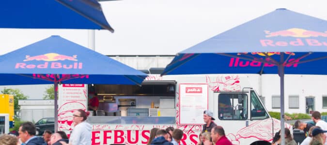 Der Beefbusters Truck vor vielen Bierbänken