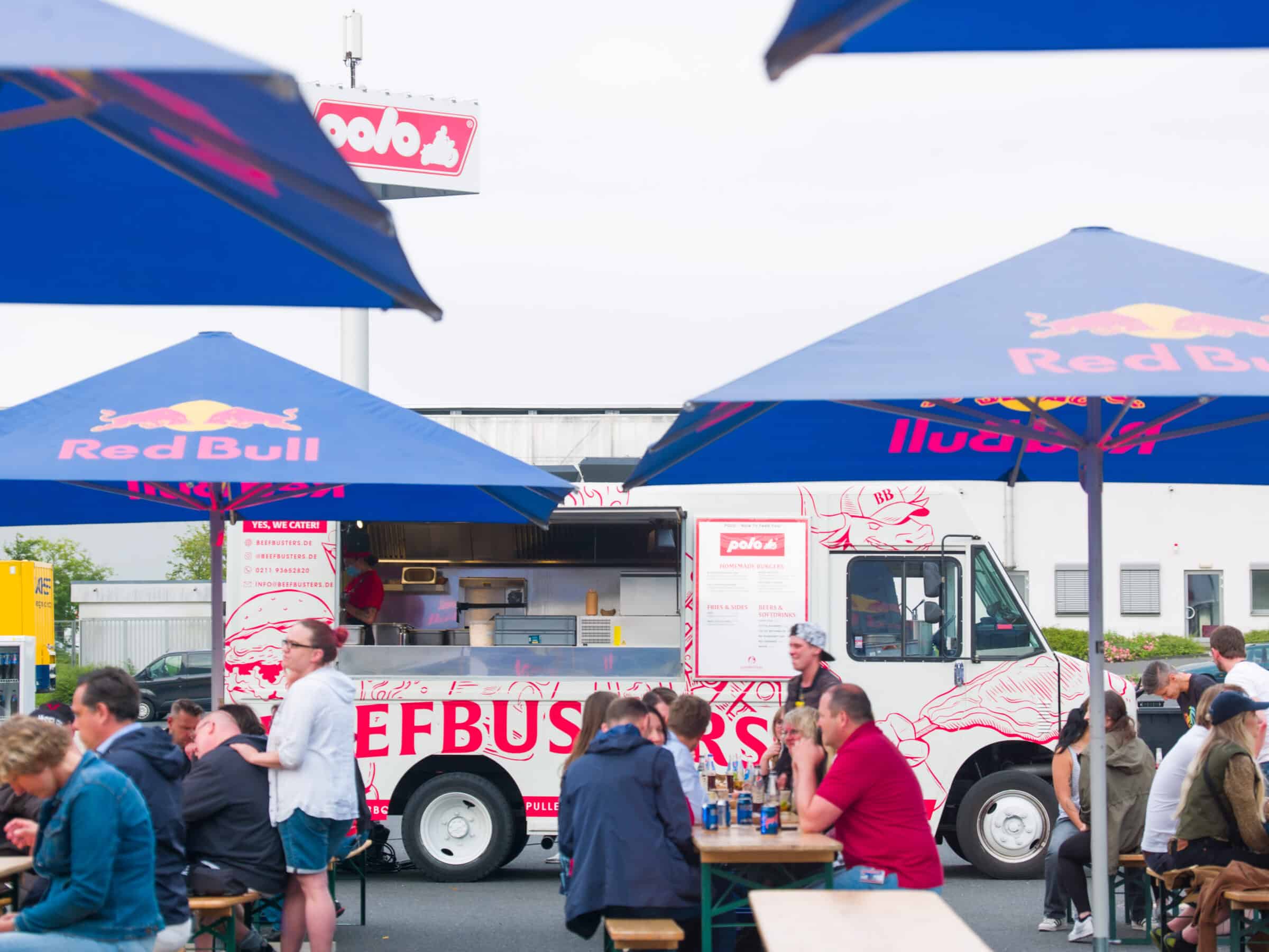 Der Beefbusters Truck vor vielen Bierbänken