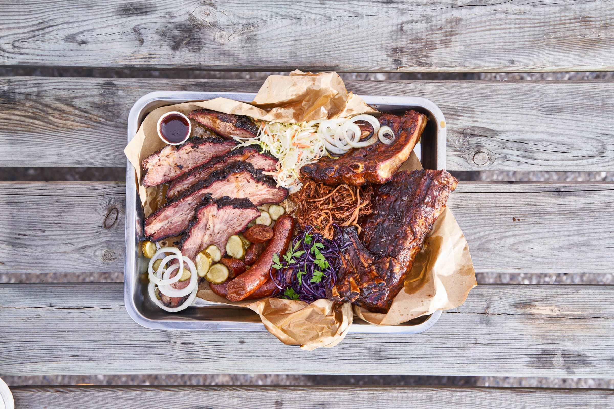 BBQ-Platte mit Steak, Rippchen, Würstchen, Pulled Pork und Krautsalat