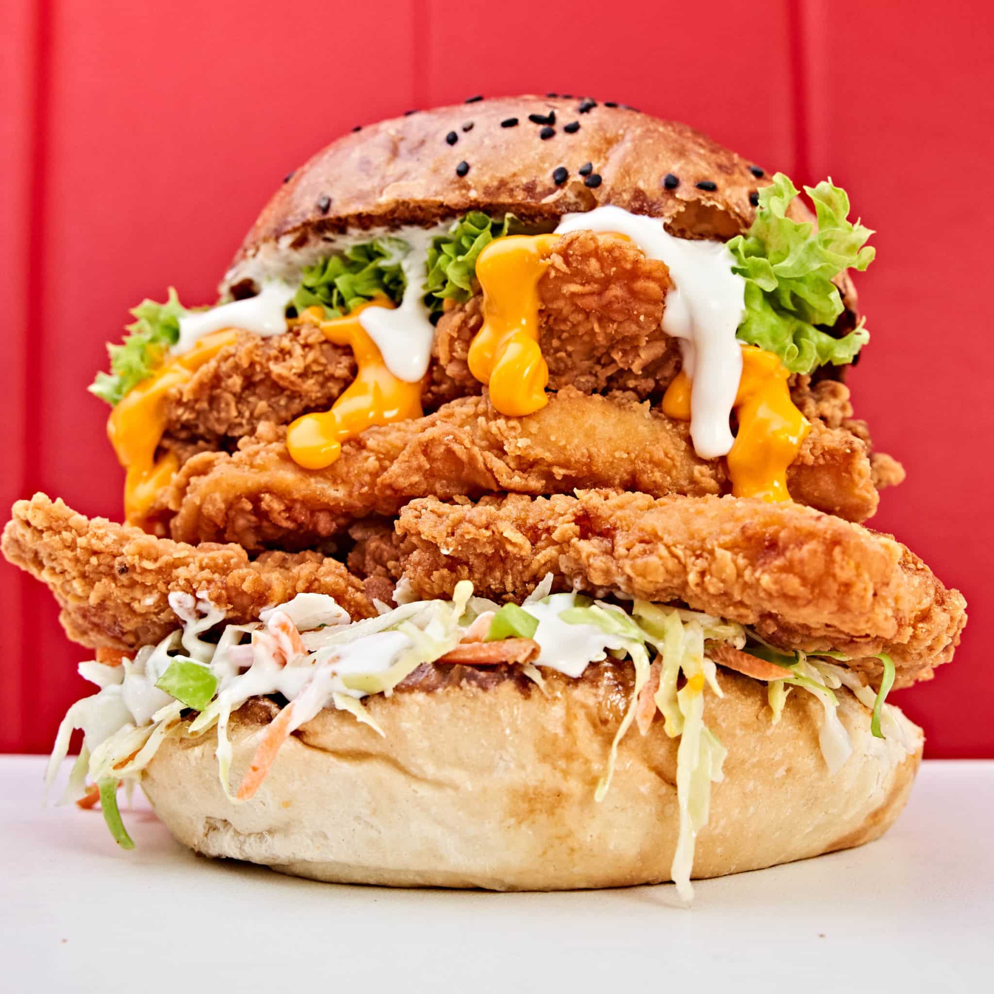 Beefburger Chickenburger mit Krautsalat und vielen Hähnchenteilen