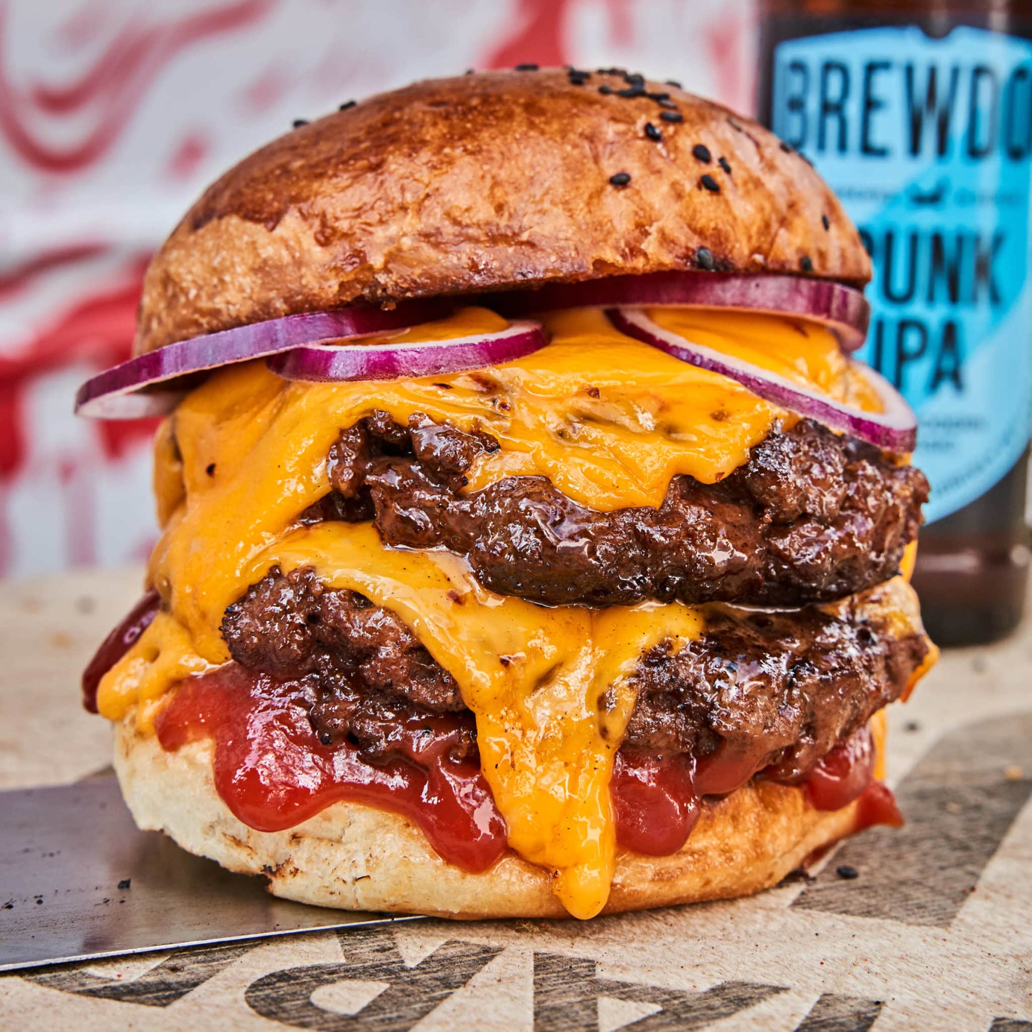Beefbusters soppelter Cheeseburger mit Zwiebeln