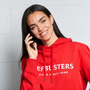Sales Managerin Luisa im Beefbusters Hoodie, während sie am Telefon ist
