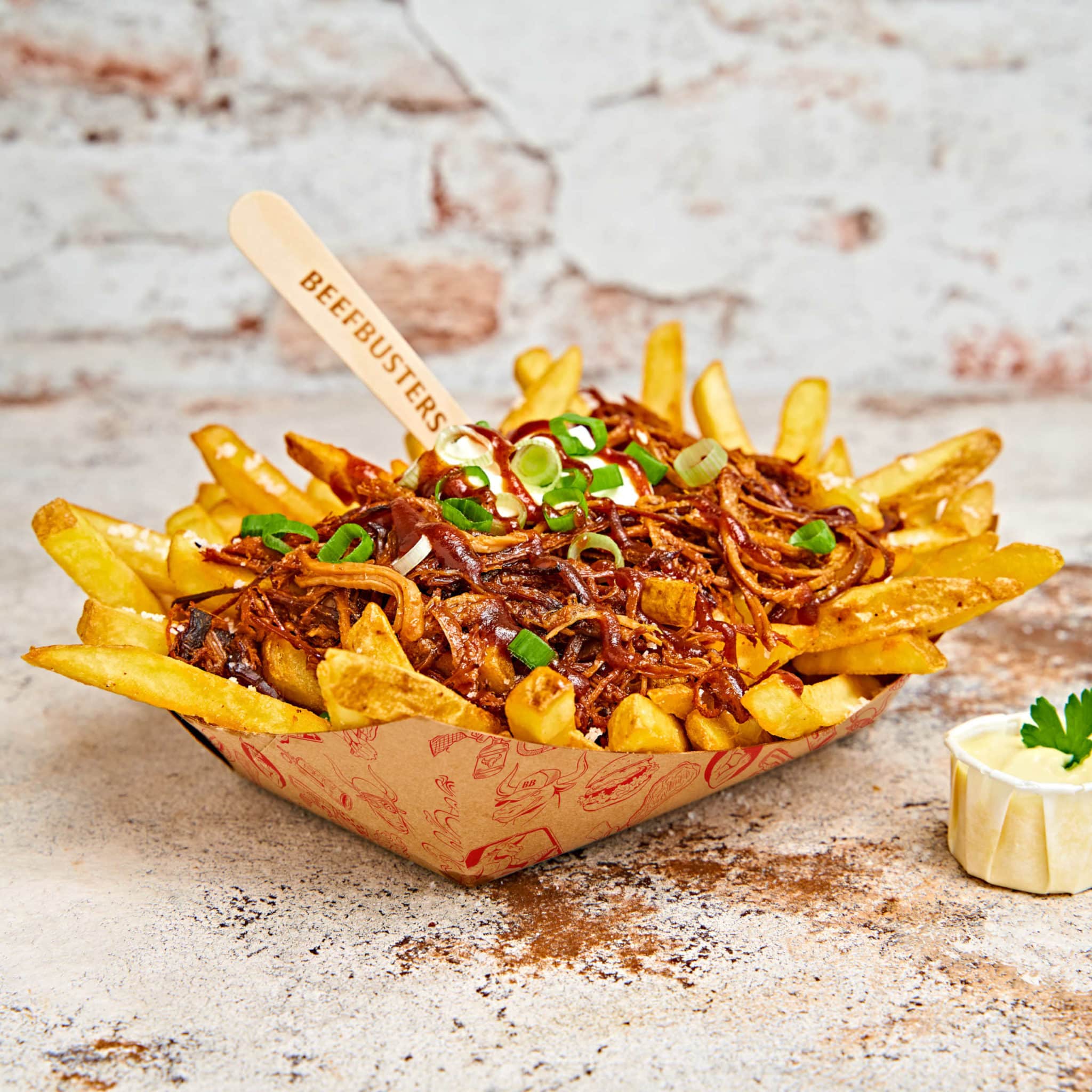 Fritten mit Smoky Pulled Pork in einer Beefbusters Schachtel