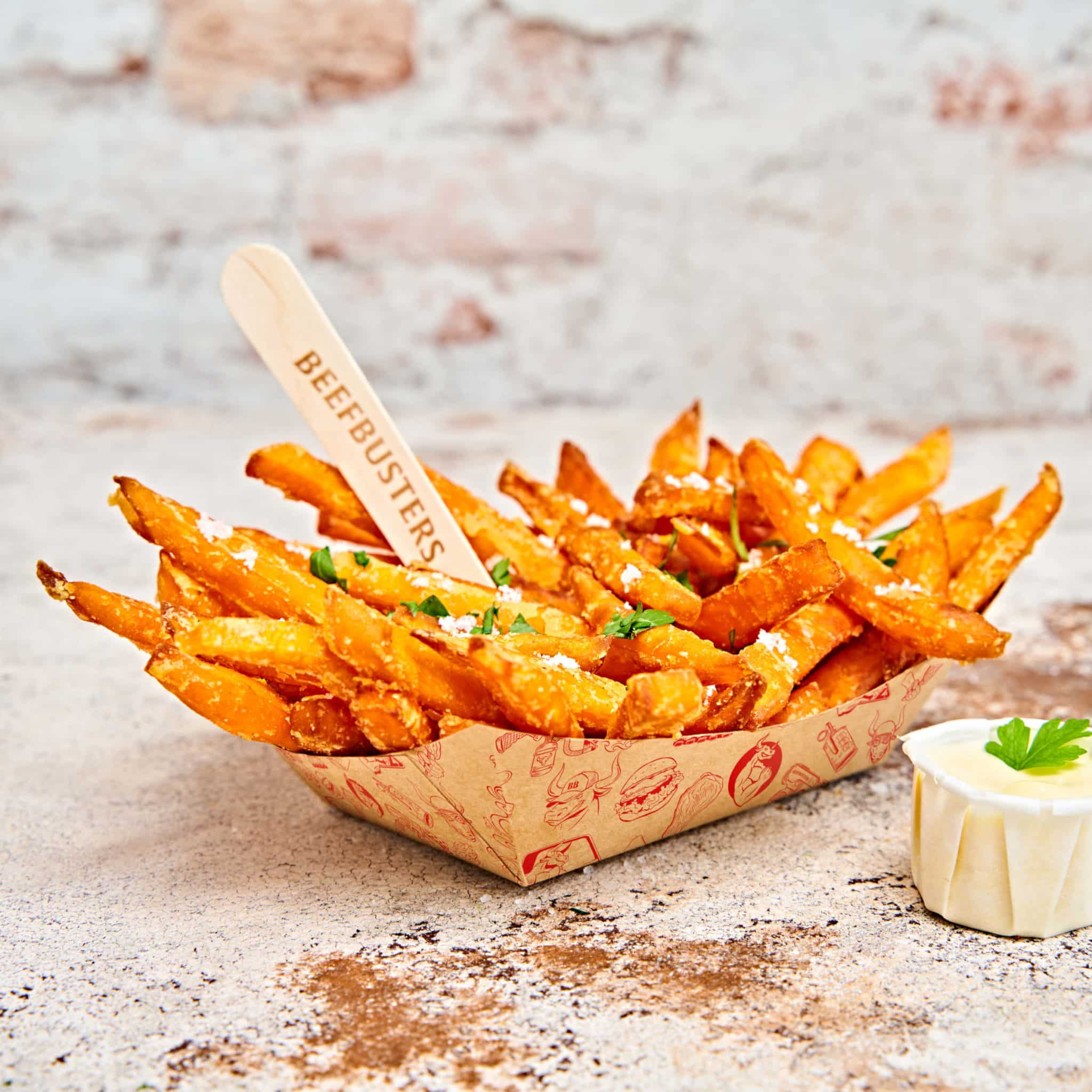 Süßkartoffel Fritten mit Salz und Mayo in einer Beefbusters-Schachtel