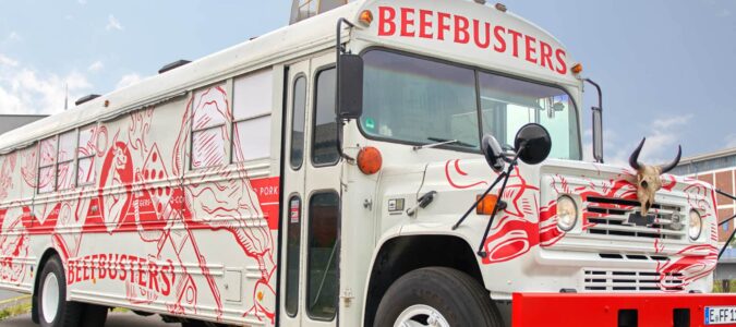 Großer Beefbusters Bus in der Frontal- und Seitenansicht