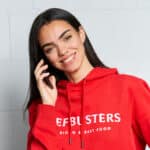 Sales Managerin Luisa im Beefbusters Hoodie, während sie am Telefon ist