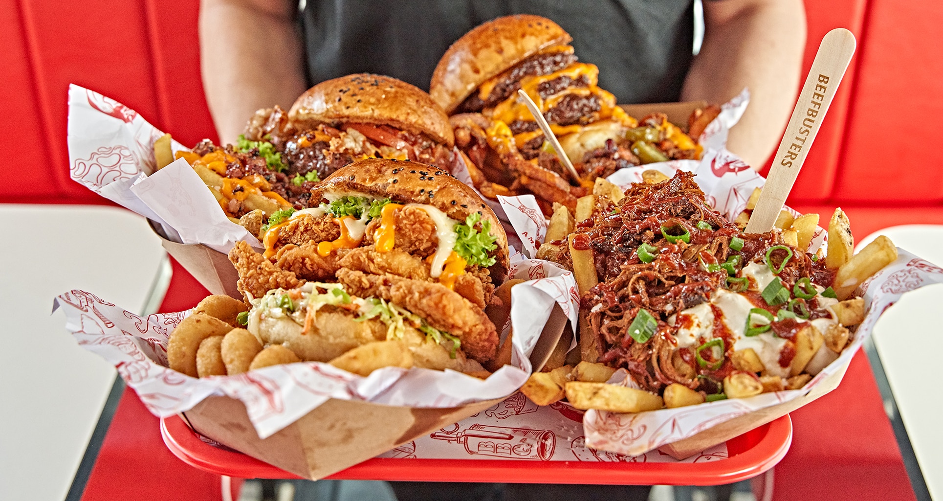 Angerichtetes Tablett mit American Burgers & Pulled Pork von Beefbusters