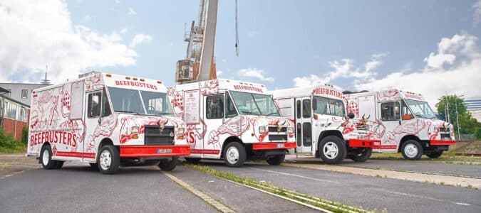 Beefbusters Fuhrpark bestehend aus US Step Van Freightliner, US Chevrolet Schoolbus & Diner on Wheels Doppeldecker Bus