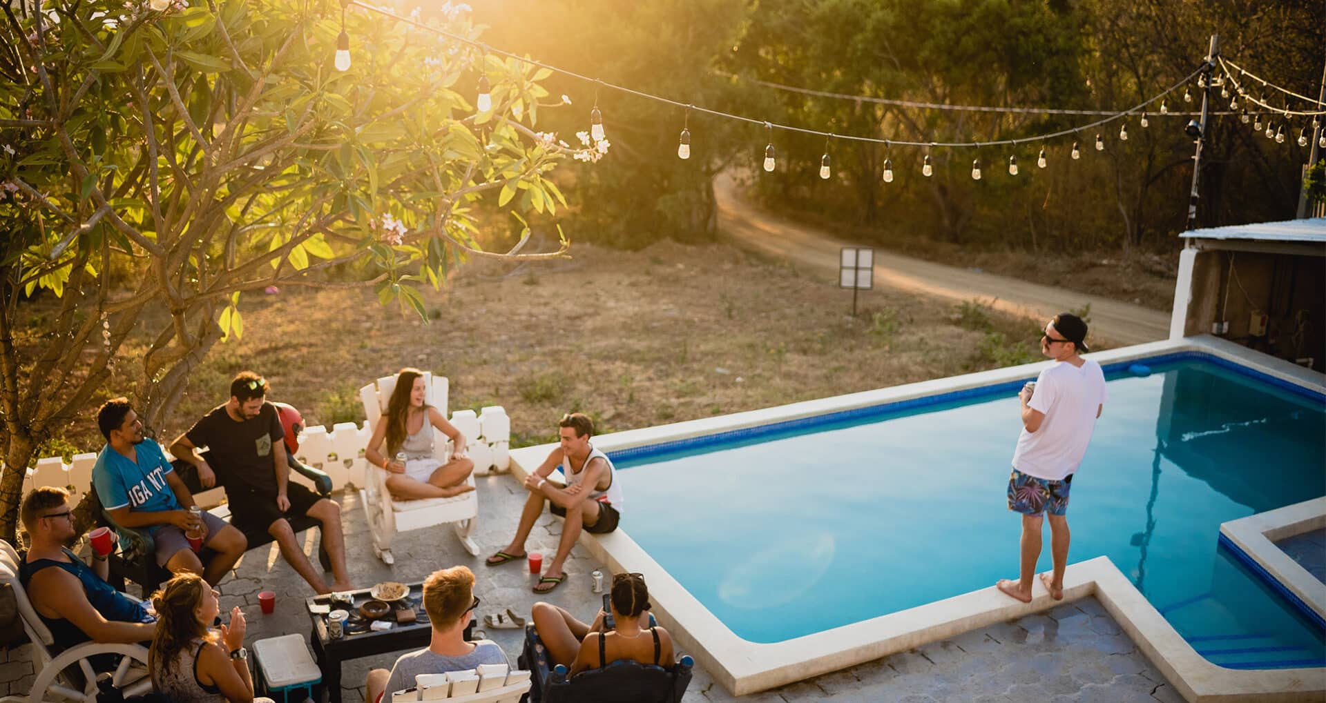 Freunde feiern eine Gartenparty am Pool