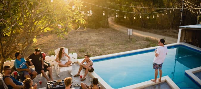Freunde feiern eine Gartenparty am Pool