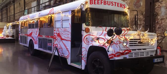 Beefbusters Truck weihnachtlich dekoriert mit Lichterketten