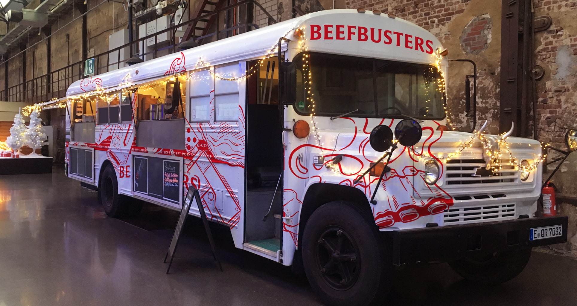 Beefbusters Truck weihnachtlich dekoriert mit Lichterketten