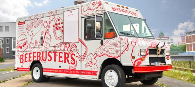 Der Beefbusters Truck in der Frontal- und Seitenansicht