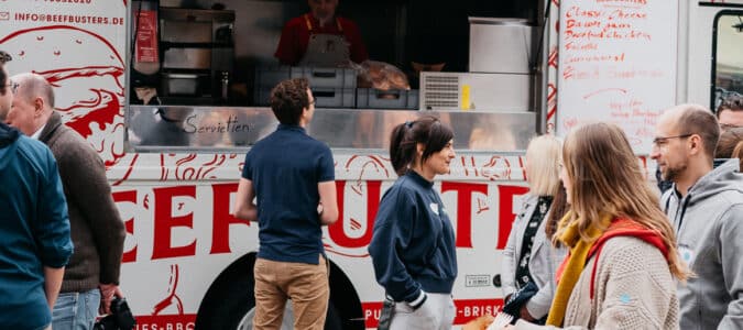 BeefBusters Franchise Catering Street Food Leute vor einem Food Truck
