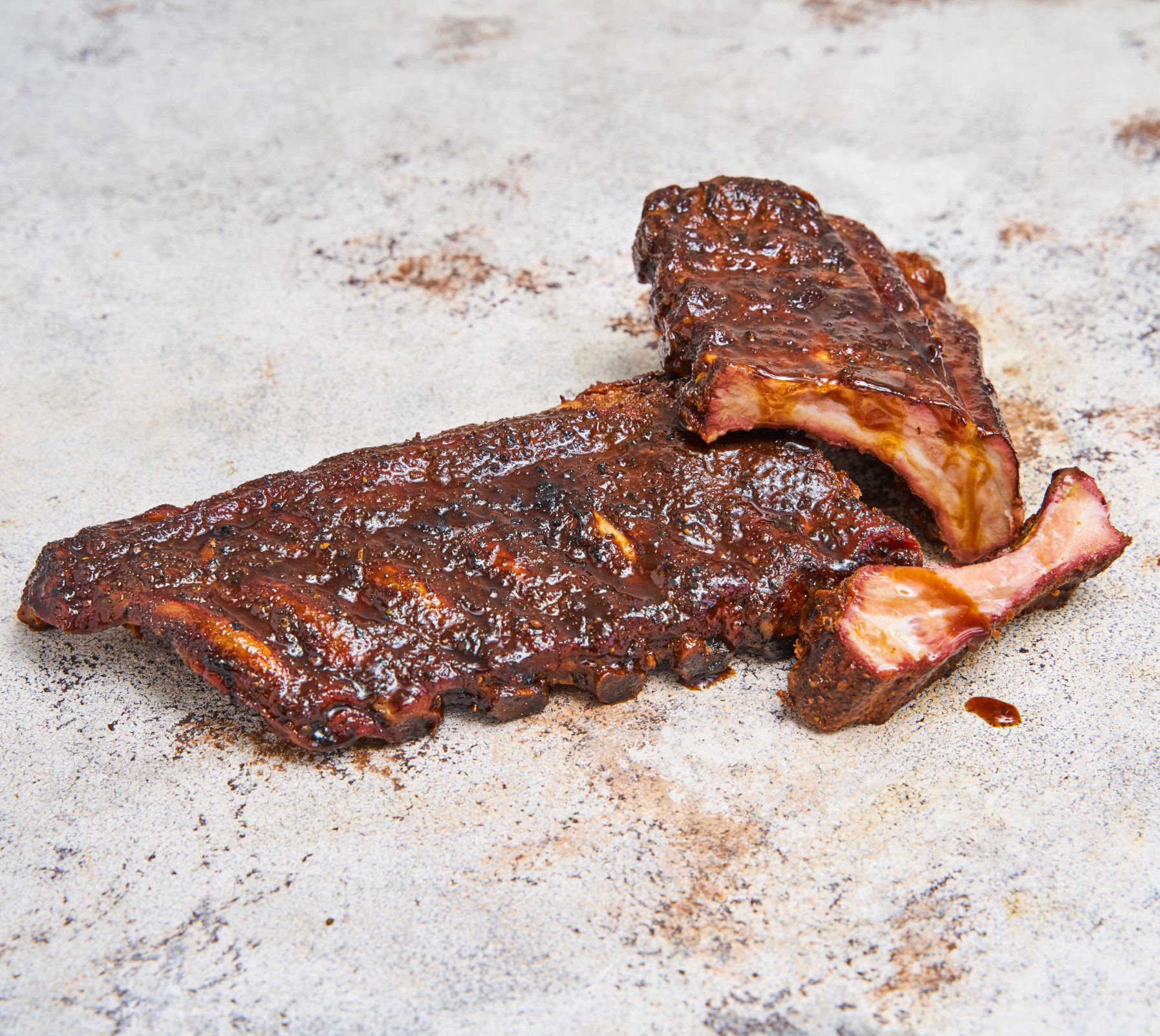 Portion Baby Back Spareribs vom Landschwein & Beefbusters Barbecue Sauce