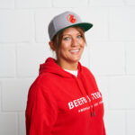 Sales Managerin Sandra im Beefbusters Hoodie, während sie am Telefon ist