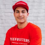 Auf dem Fotos steht Theo von BeefBusters Hamburg mit rotem Cap und Shirt von Beefbusters