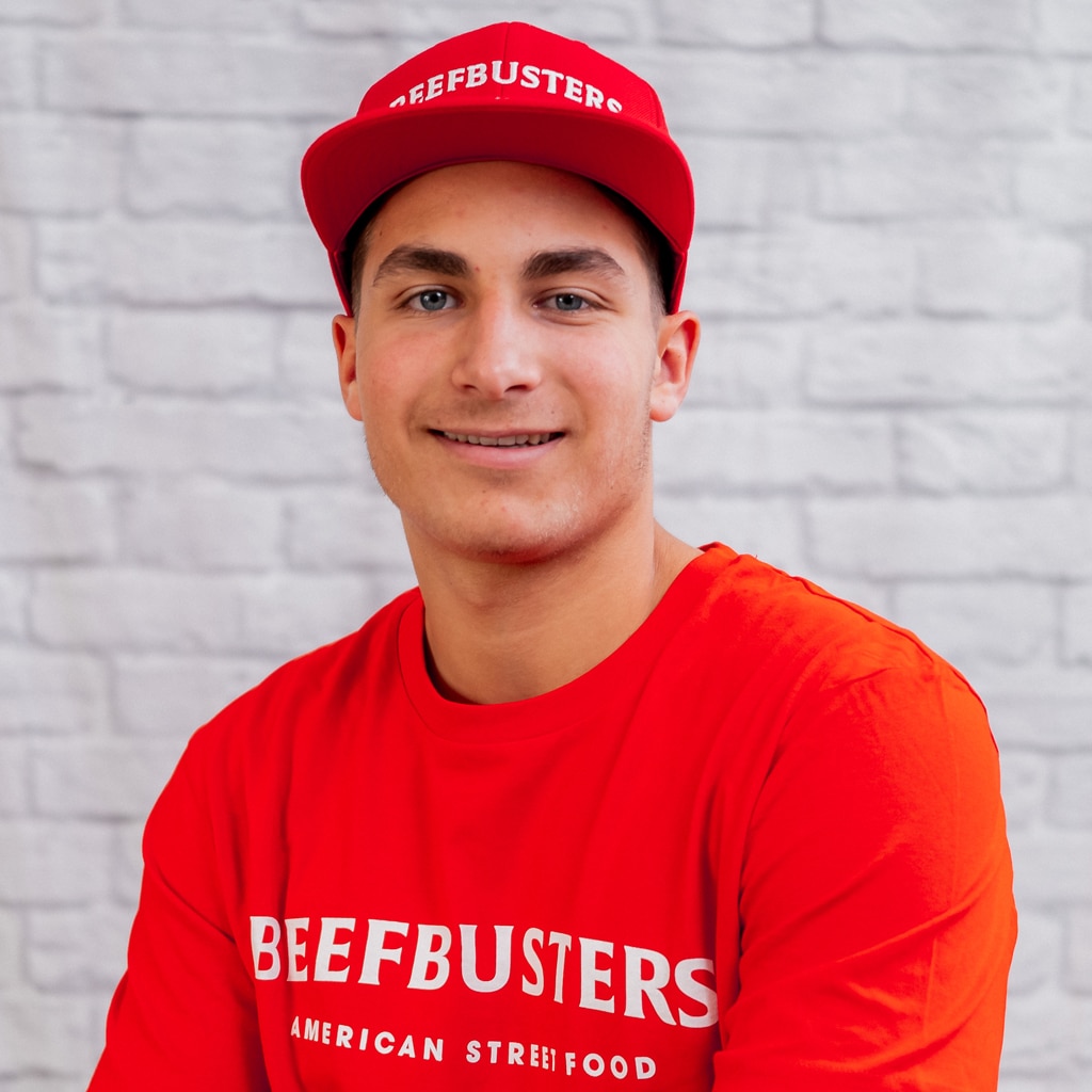 Auf dem Fotos steht Theo von BeefBusters Hamburg mit rotem Cap und Shirt von Beefbusters